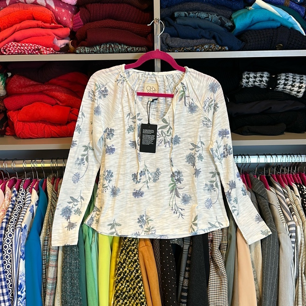 Chaser white with blue floral print long sleeve v neck top size S NWT